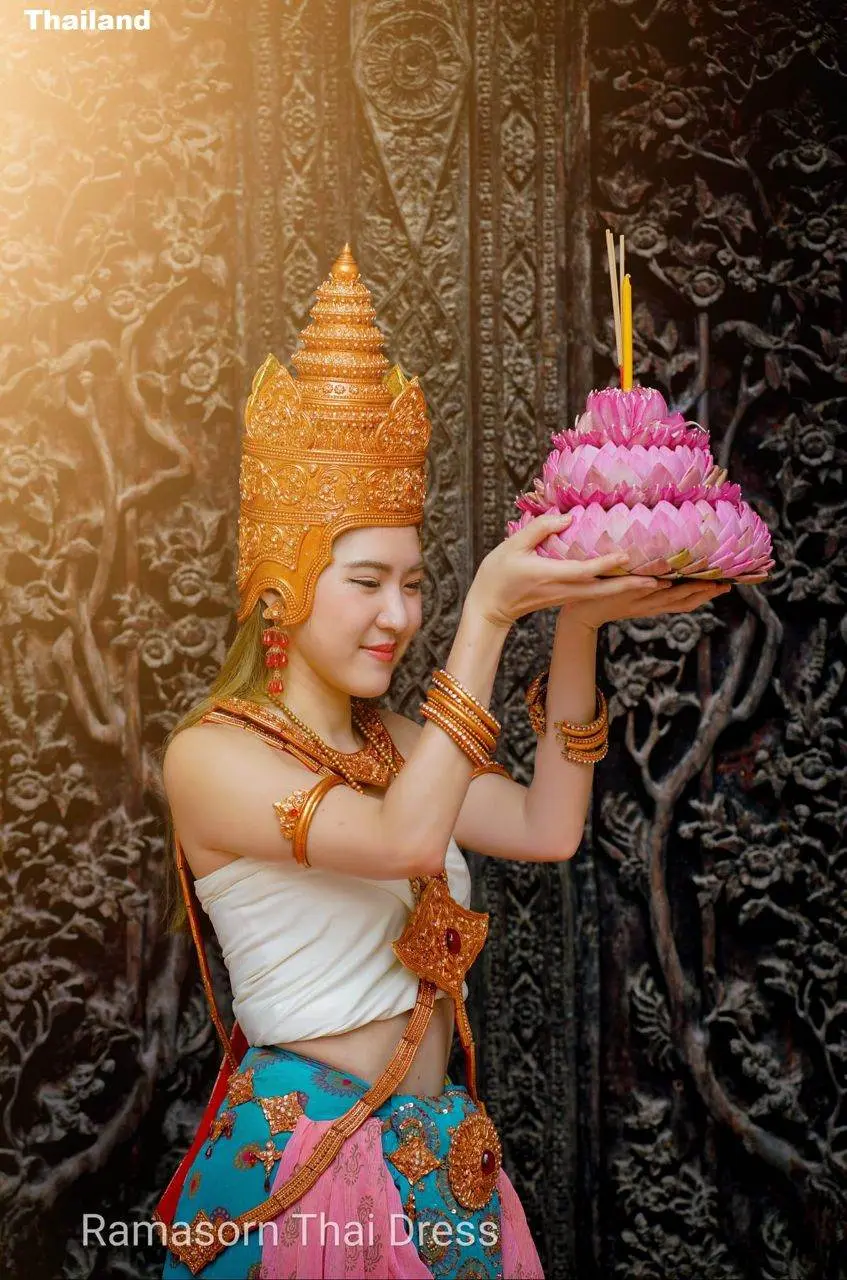 THAILAND 🇹🇭 | The History of Loy Krathong Festival!🧡