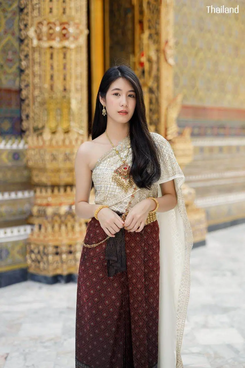 THAILAND 🇹🇭 | Beautiful Lady in Thai Traditional Dress