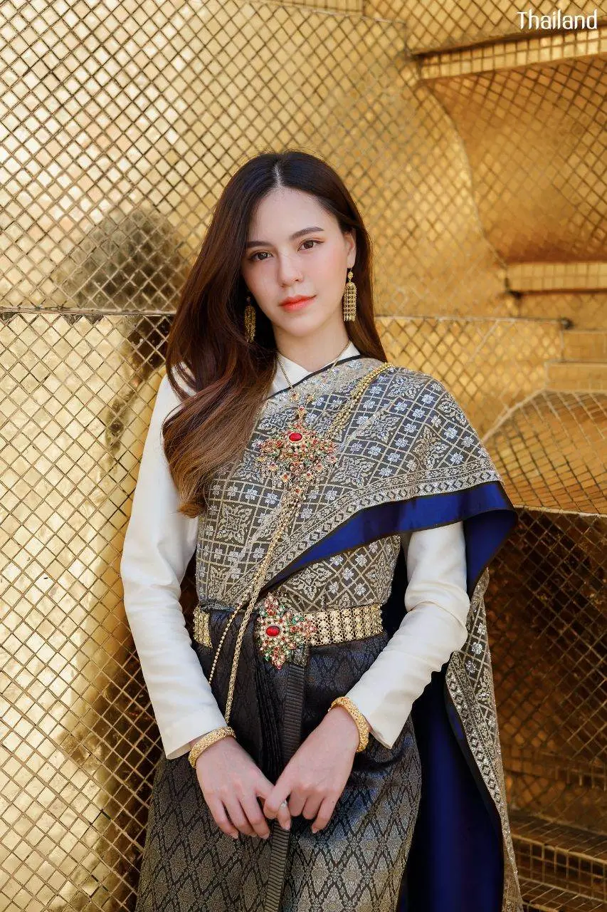 THAILAND 🇹🇭 | Beautiful Lady in Thai Traditional Dress
