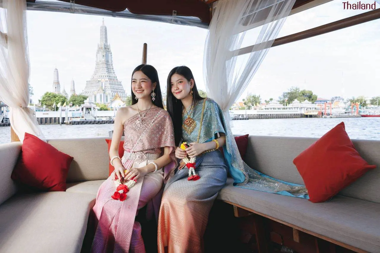 THAILAND 🇹🇭 | Beautiful Lady in Thai Traditional Dress
