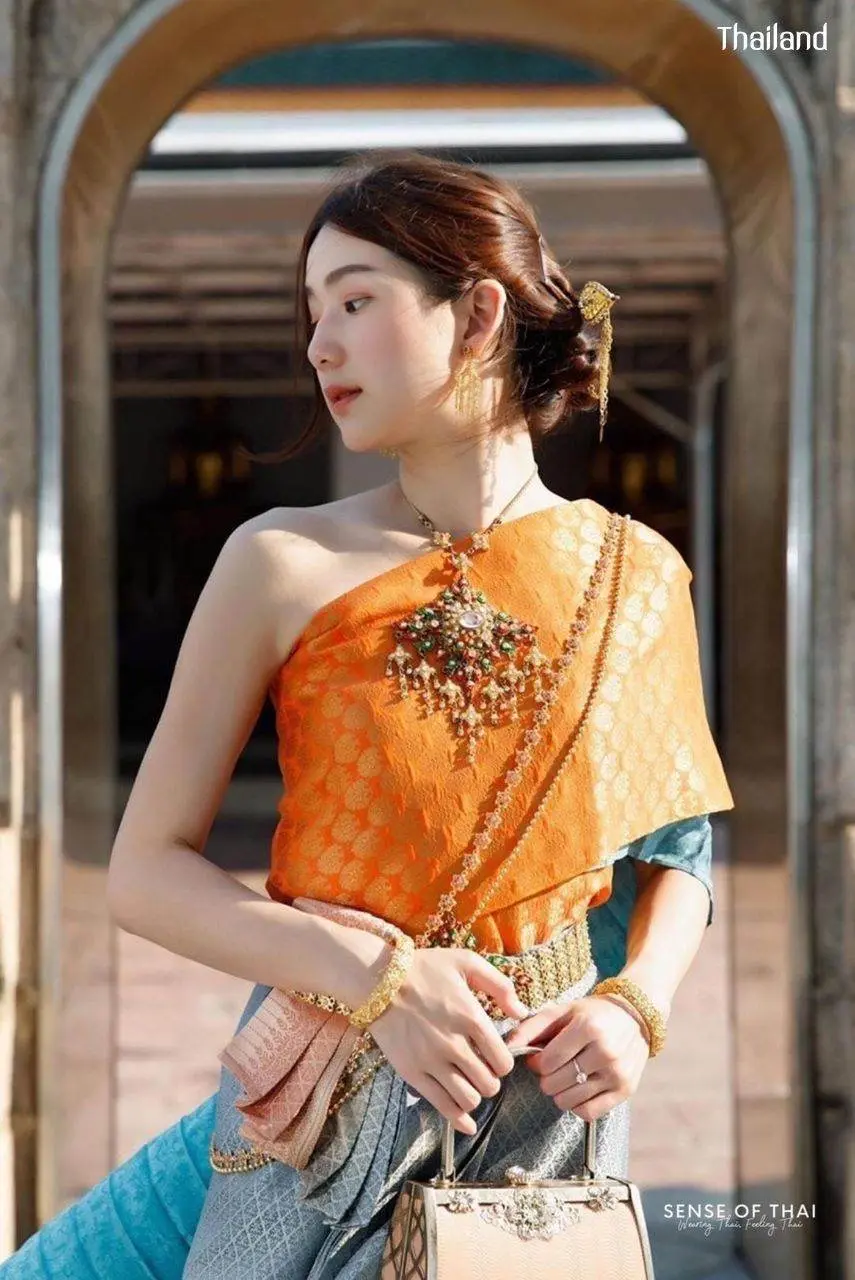 THAILAND 🇹🇭 | Beautiful Lady in Thai Traditional Dress