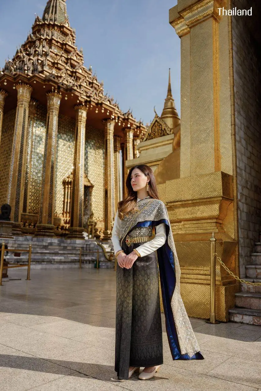 THAILAND 🇹🇭 | Beautiful Lady in Thai Traditional Dress