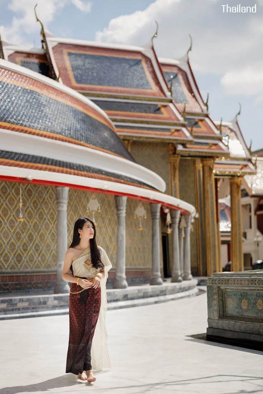 THAILAND 🇹🇭 | Beautiful Lady in Thai Traditional Dress