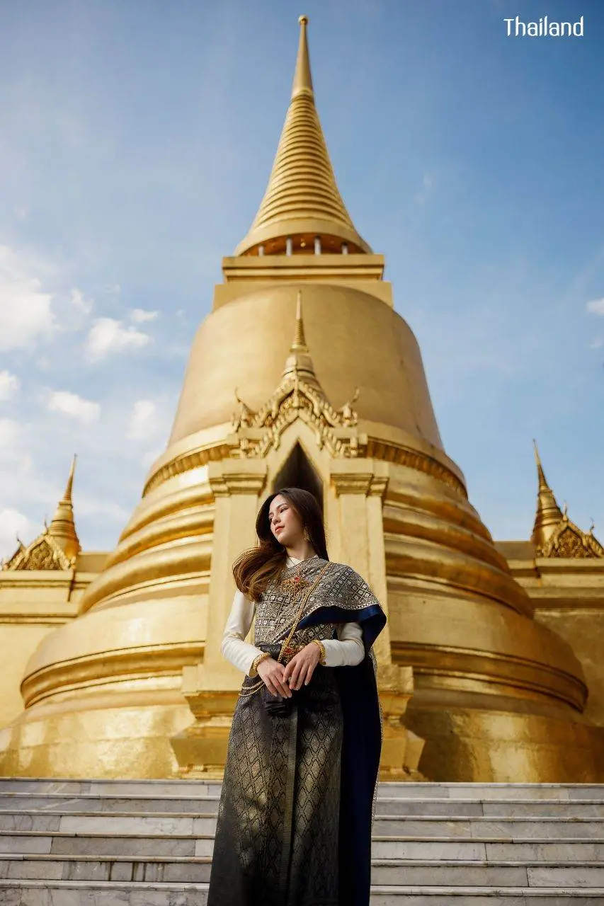 THAILAND 🇹🇭 | Beautiful Lady in Thai Traditional Dress