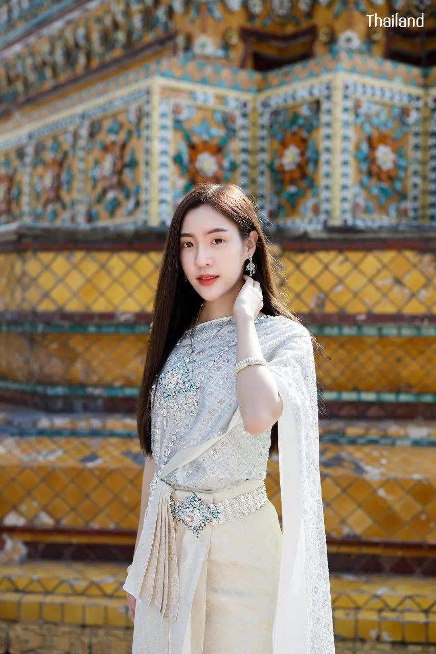 THAILAND 🇹🇭 | Beautiful Lady in Thai Traditional Dress