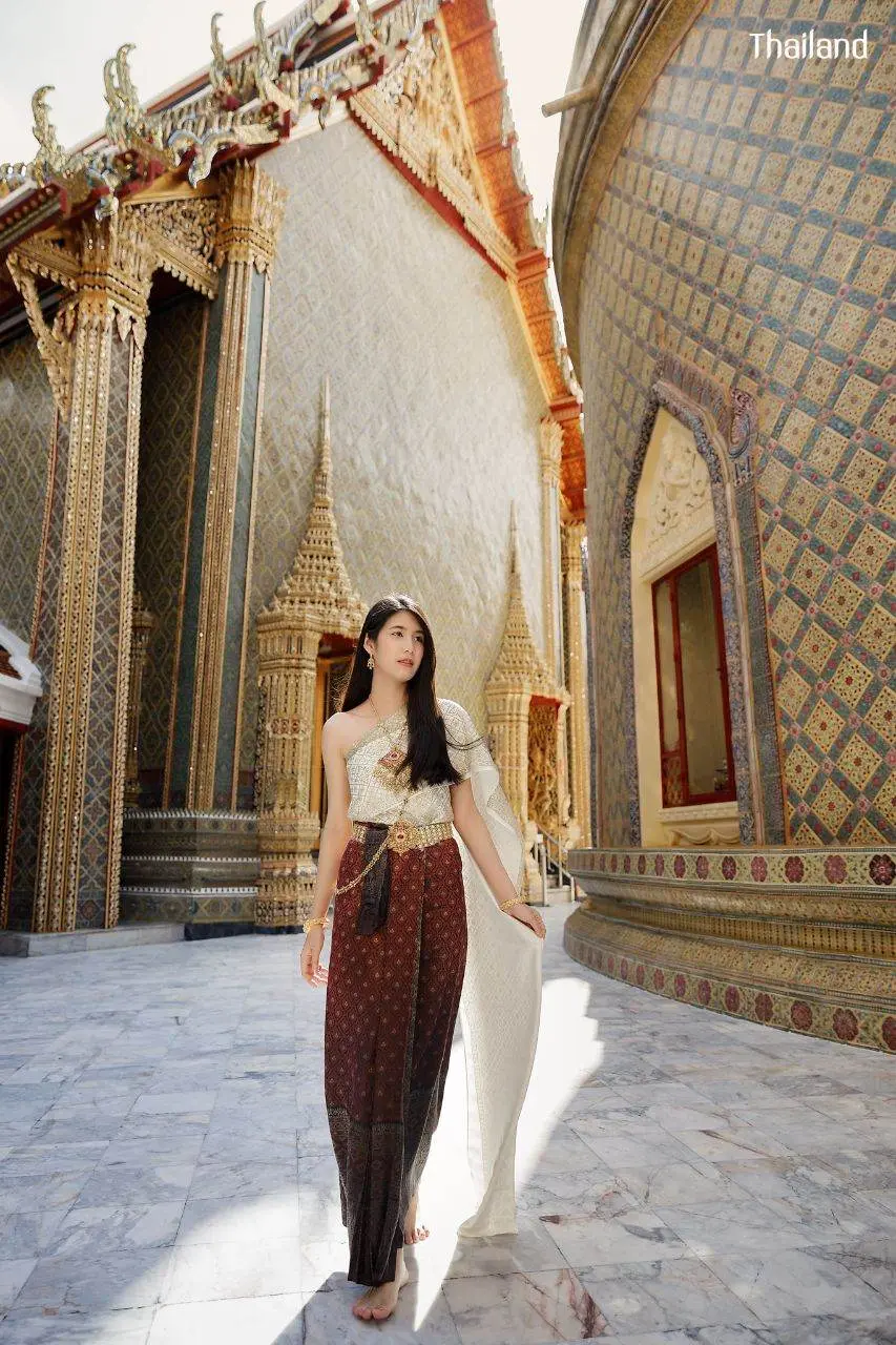 THAILAND 🇹🇭 | Beautiful Lady in Thai Traditional Dress