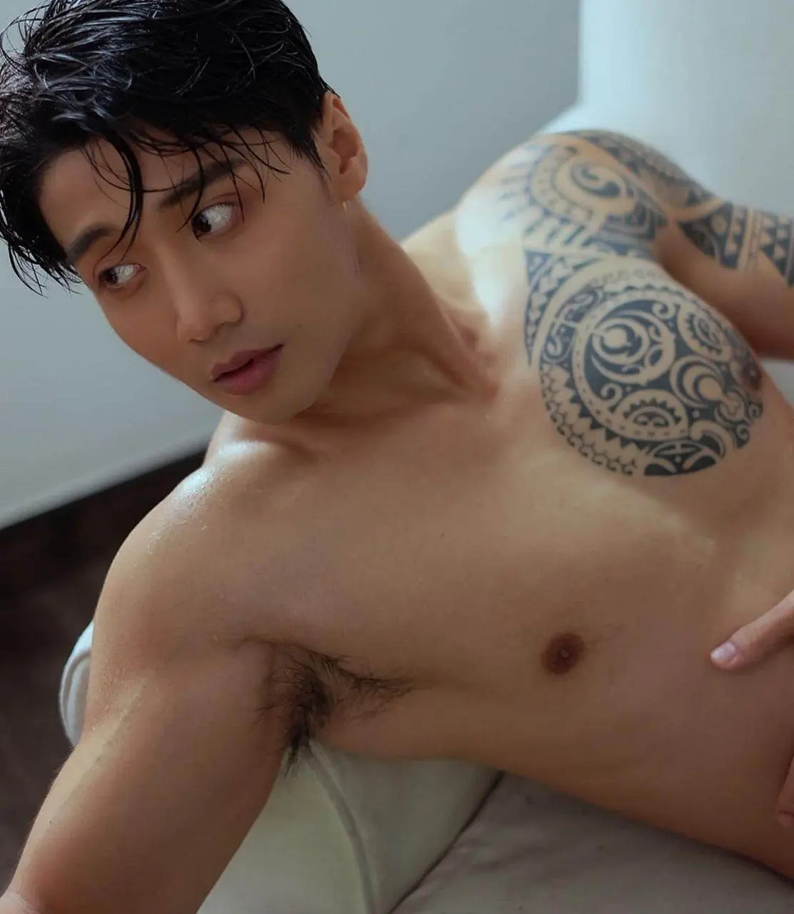 นอกบ้านมีหญิงมากมาย ในบ้านมีชายคนเดียว