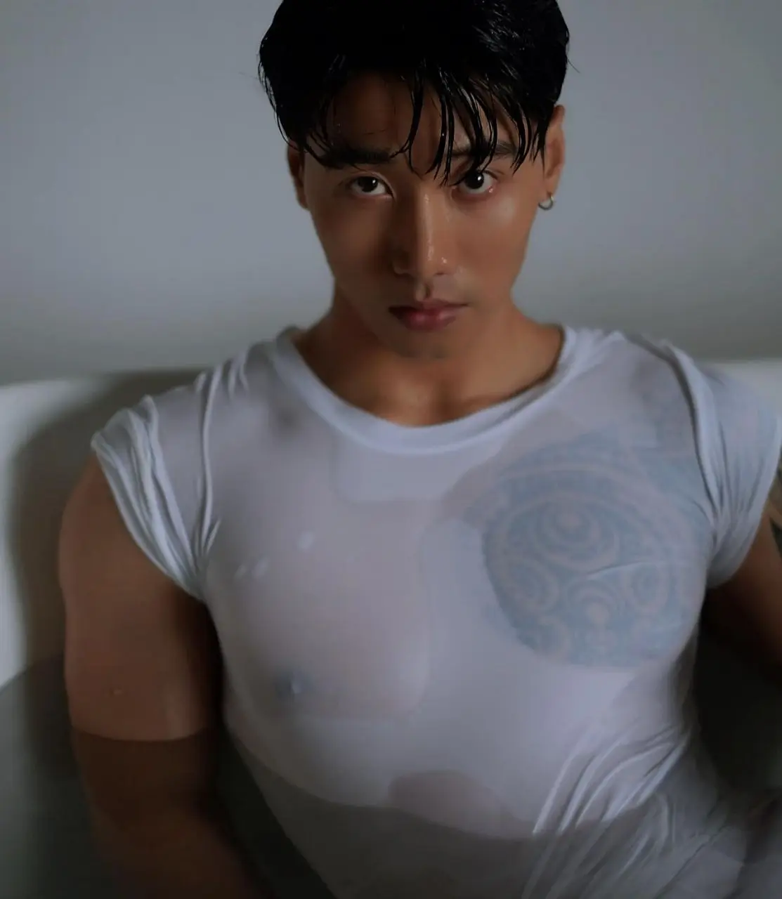นอกบ้านมีหญิงมากมาย ในบ้านมีชายคนเดียว