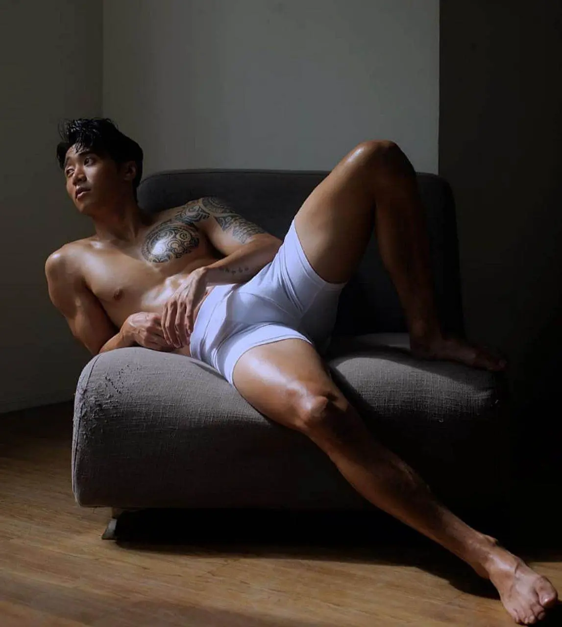 นอกบ้านมีหญิงมากมาย ในบ้านมีชายคนเดียว