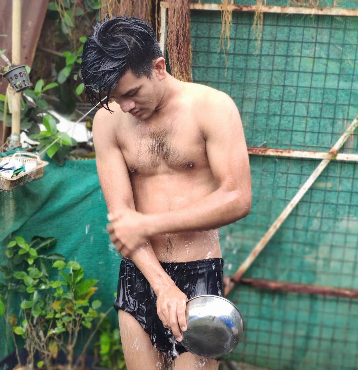 ผู้บ่าวอาบน้ำ