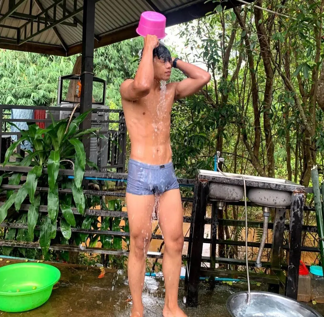 ผู้บ่าวอาบน้ำ