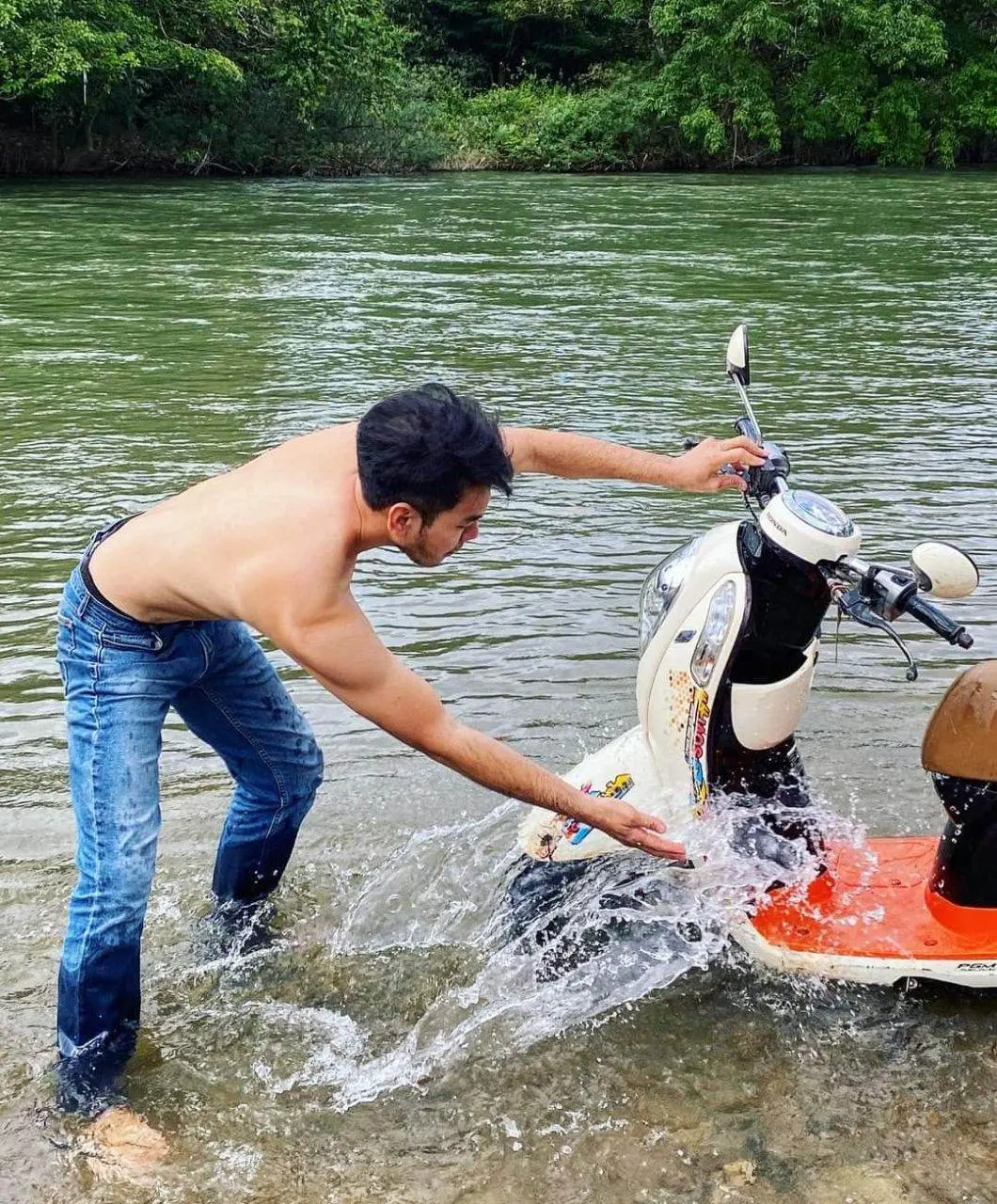หนุ่มล้างรถ