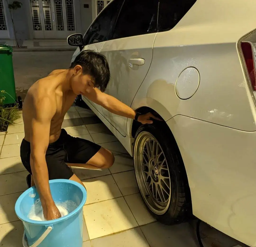 หนุ่มล้างรถ