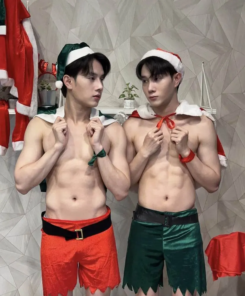 หนุ่มๆถอดวันคริสมาสต์