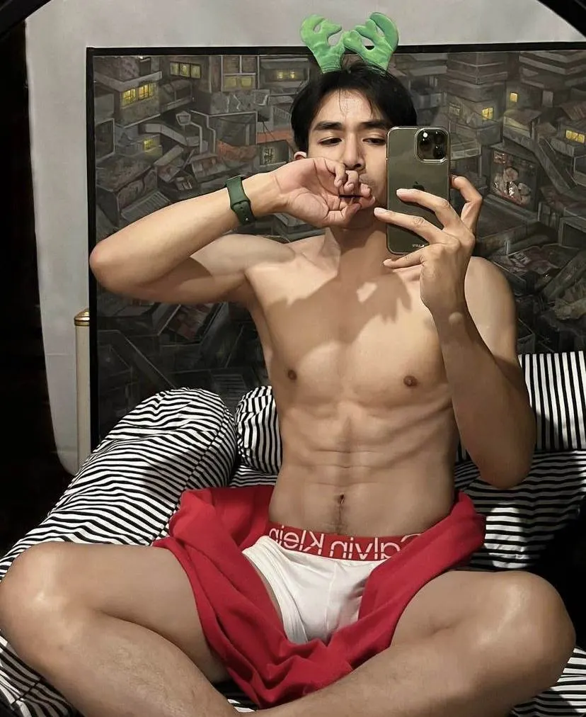 หนุ่มๆถอดวันคริสมาสต์