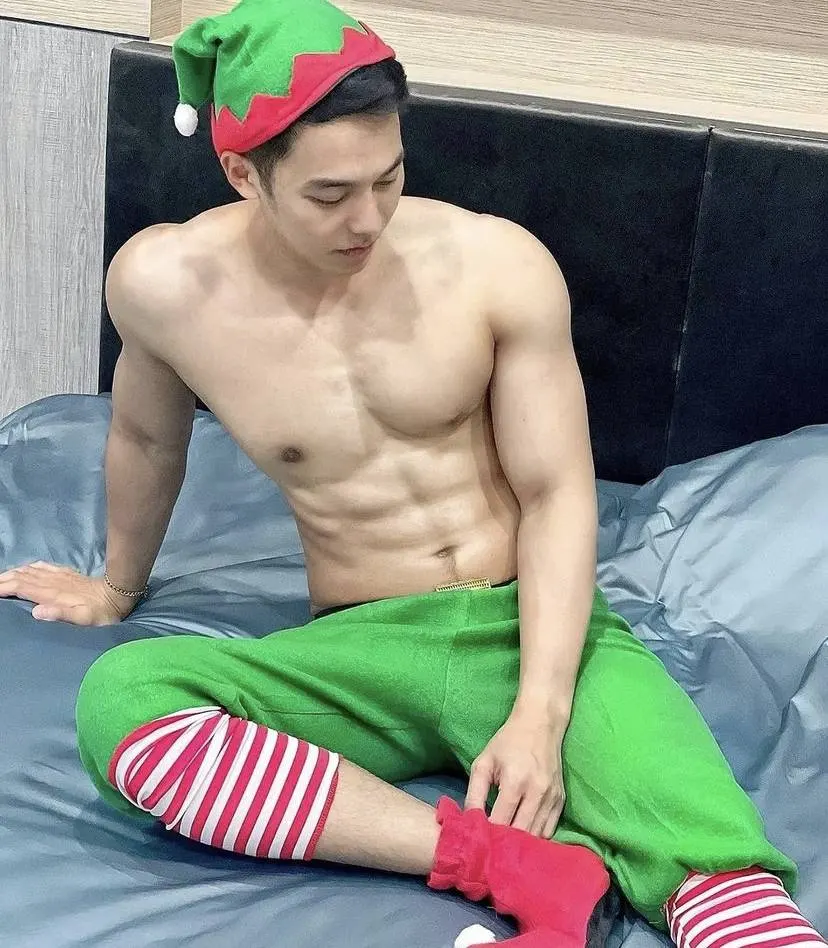 หนุ่มๆถอดวันคริสมาสต์