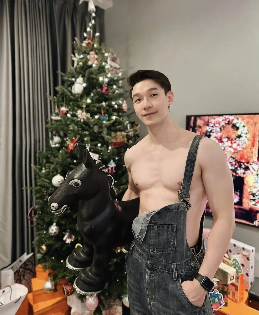 หนุ่มๆถอดวันคริสมาสต์