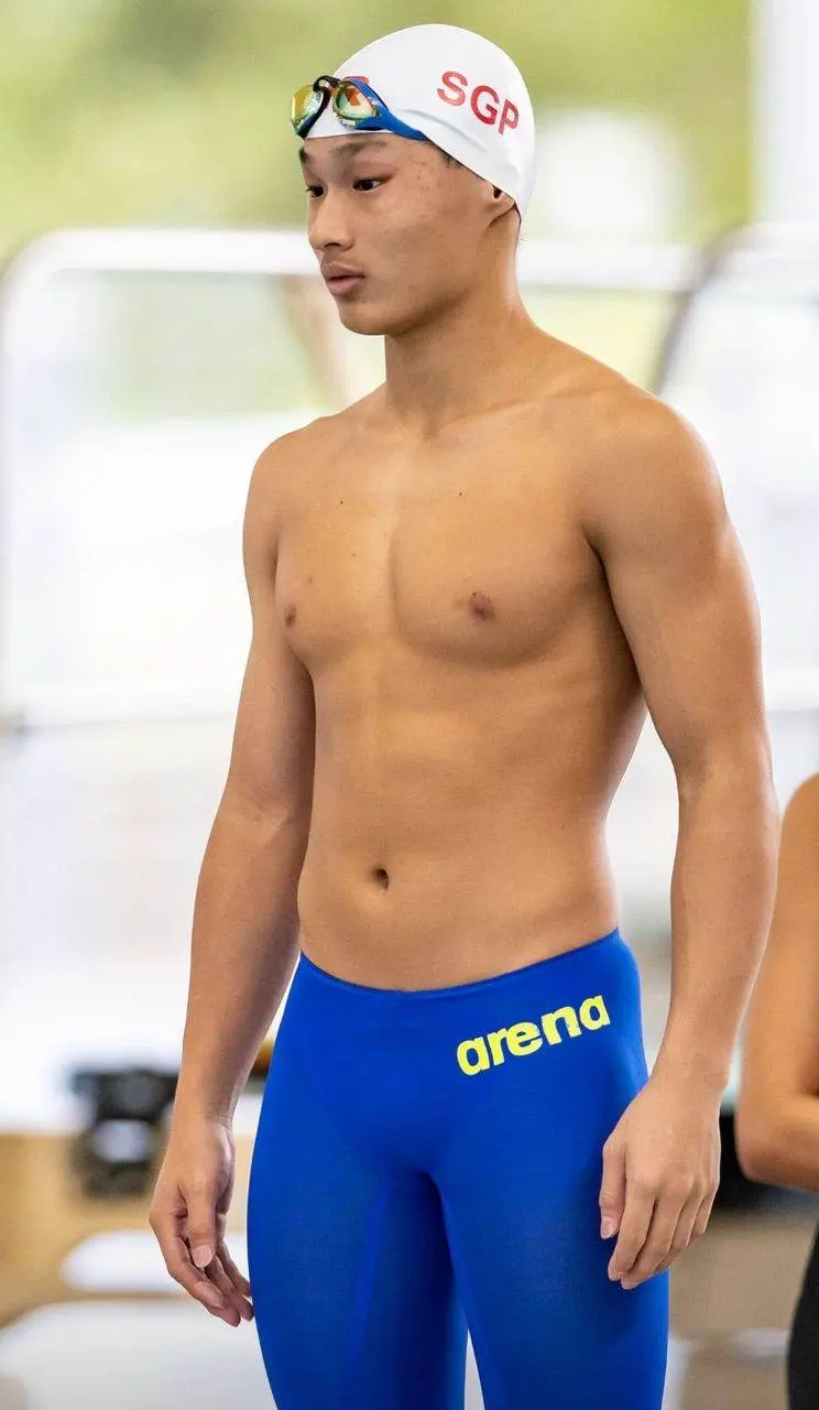 ชอบกีฬาว่ายน้ำ