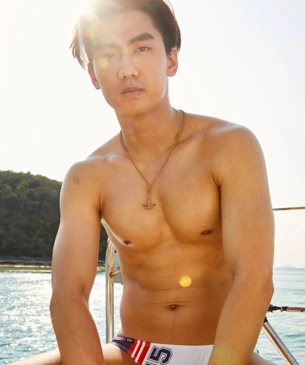 หนุ่มหล่อขึ้นปก 1136.2
