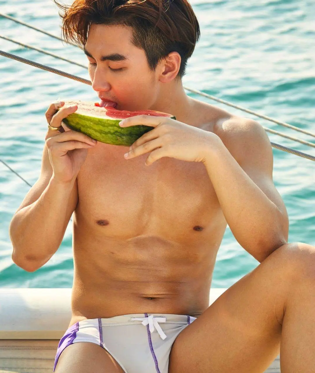หนุ่มหล่อขึ้นปก 1136.2