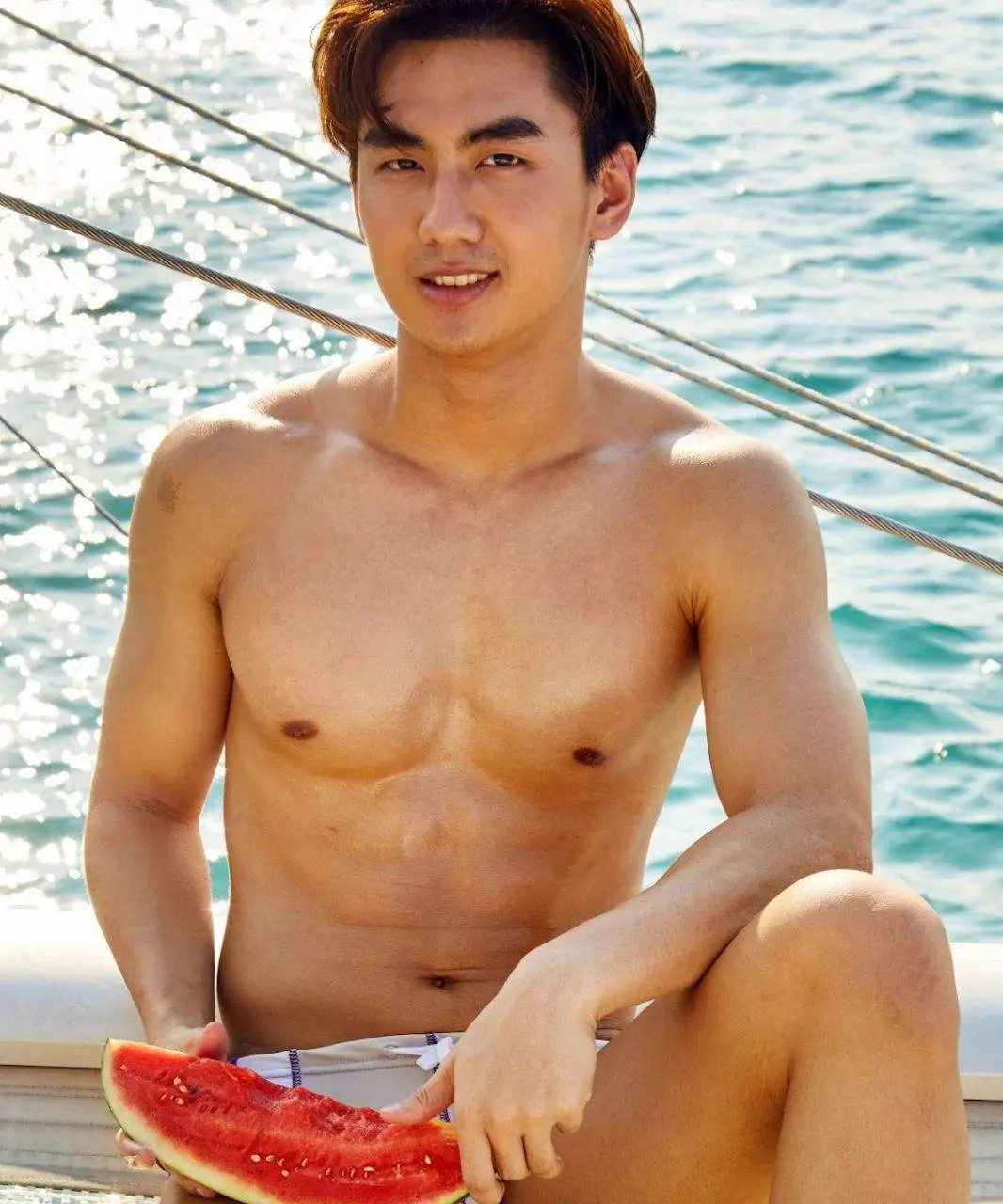 หนุ่มหล่อขึ้นปก 1136.2