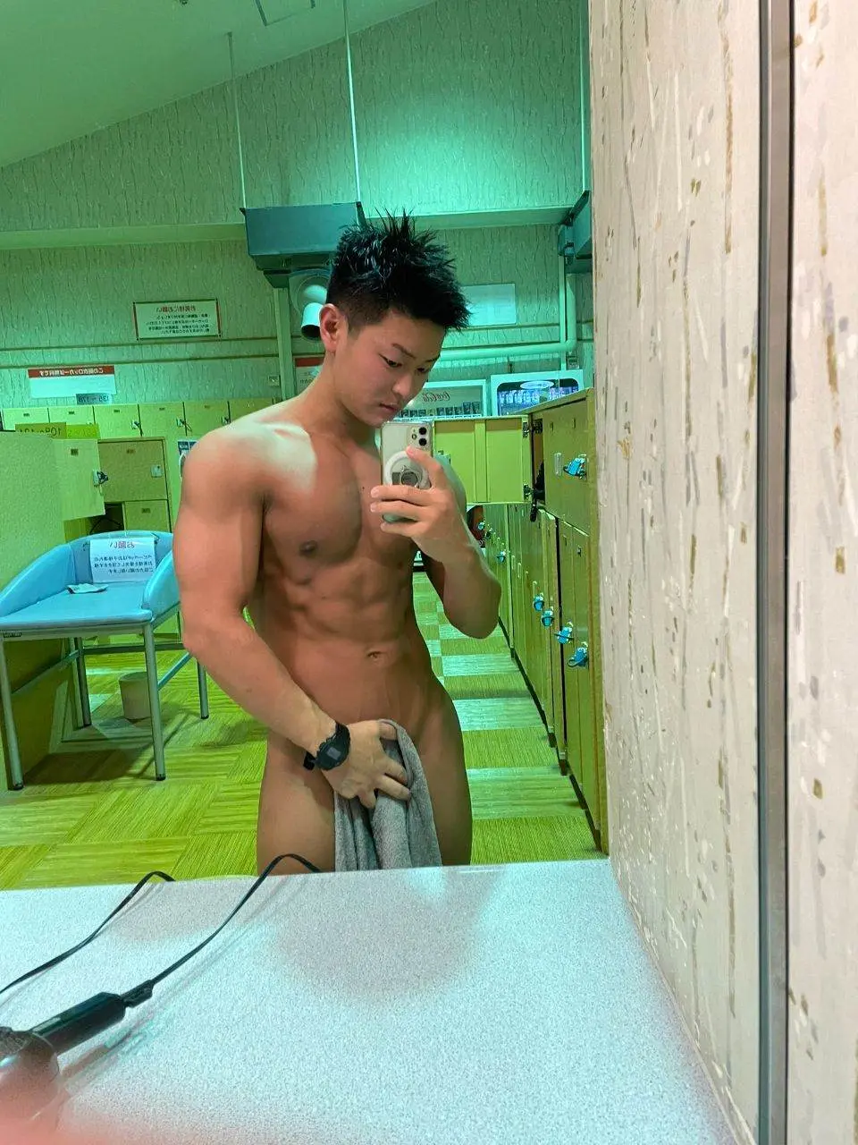 แอบดูหนุ่ม..จากห้องล็อคเกอร์ฟิตเนส