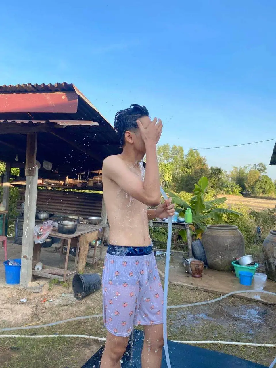 หนุ่ม..อาบน้ำ