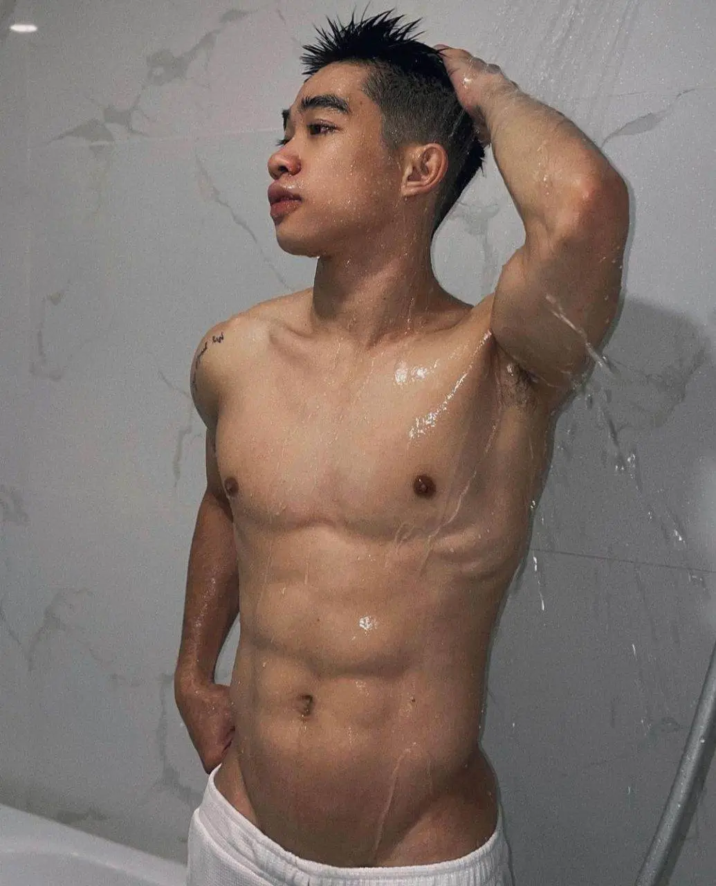 หนุ่ม..อาบน้ำ
