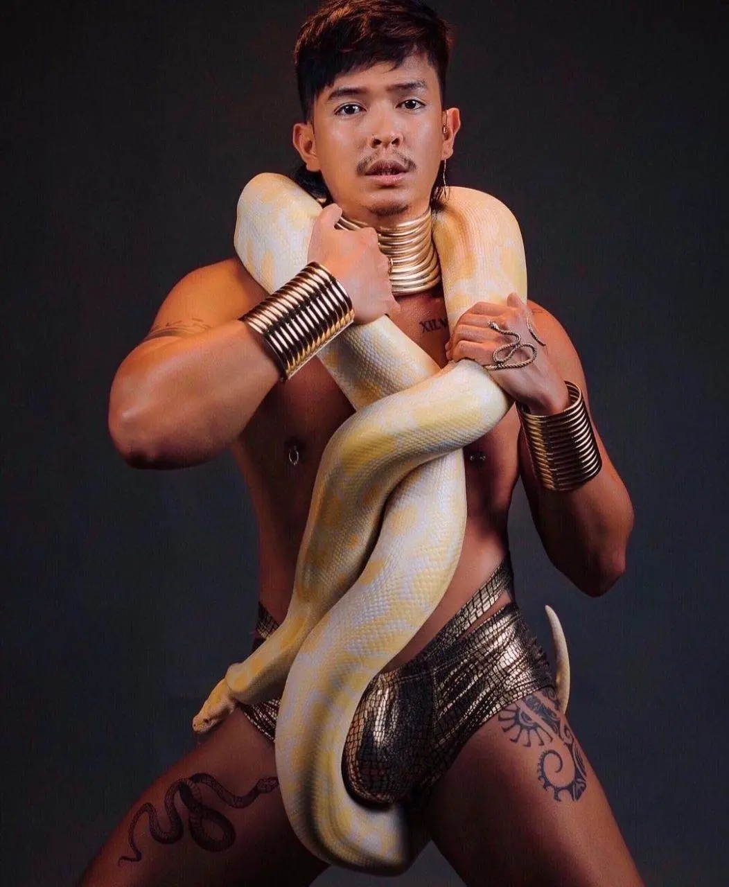 ผู้ชายกับงู