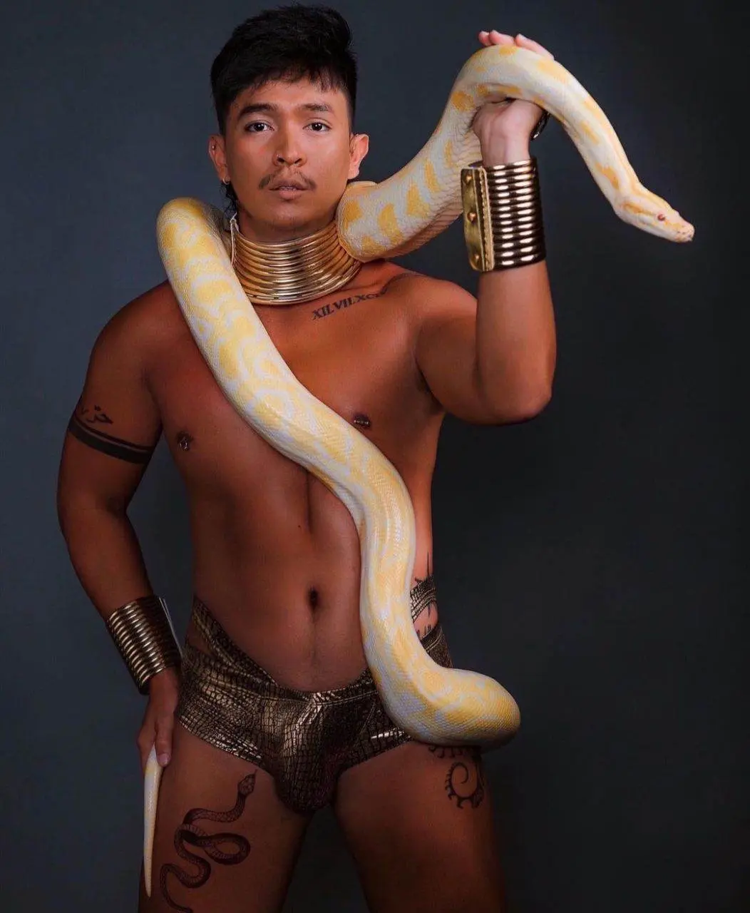 ผู้ชายกับงู