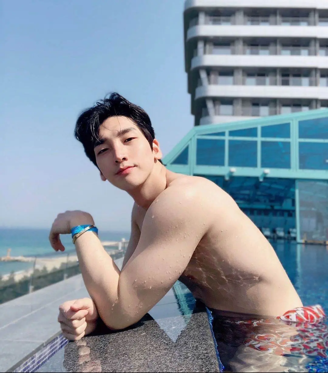 วารีแตกกระจาย