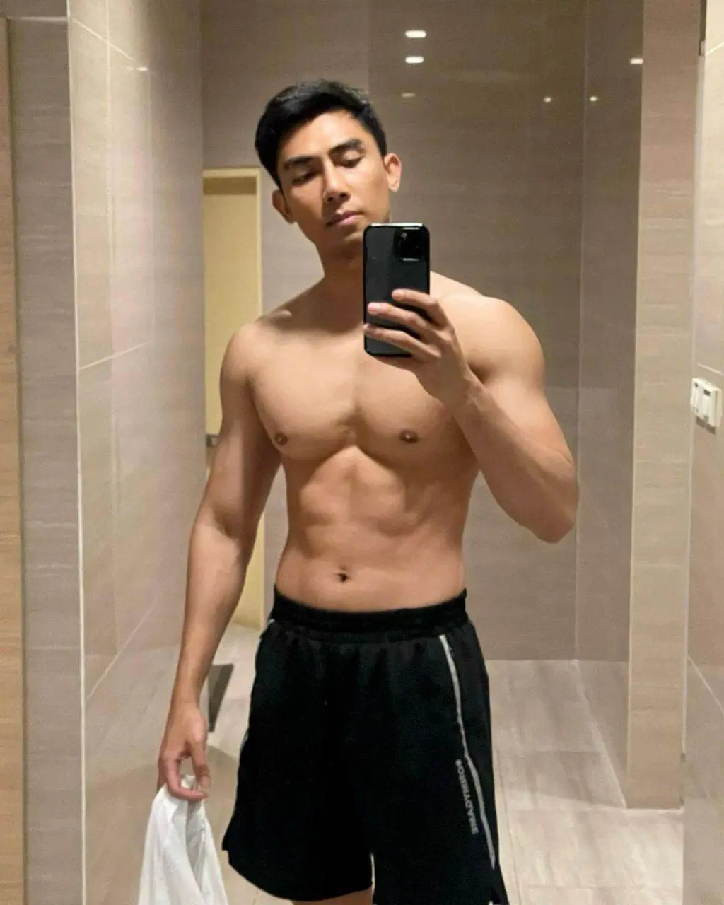 วารีแตกกระจาย