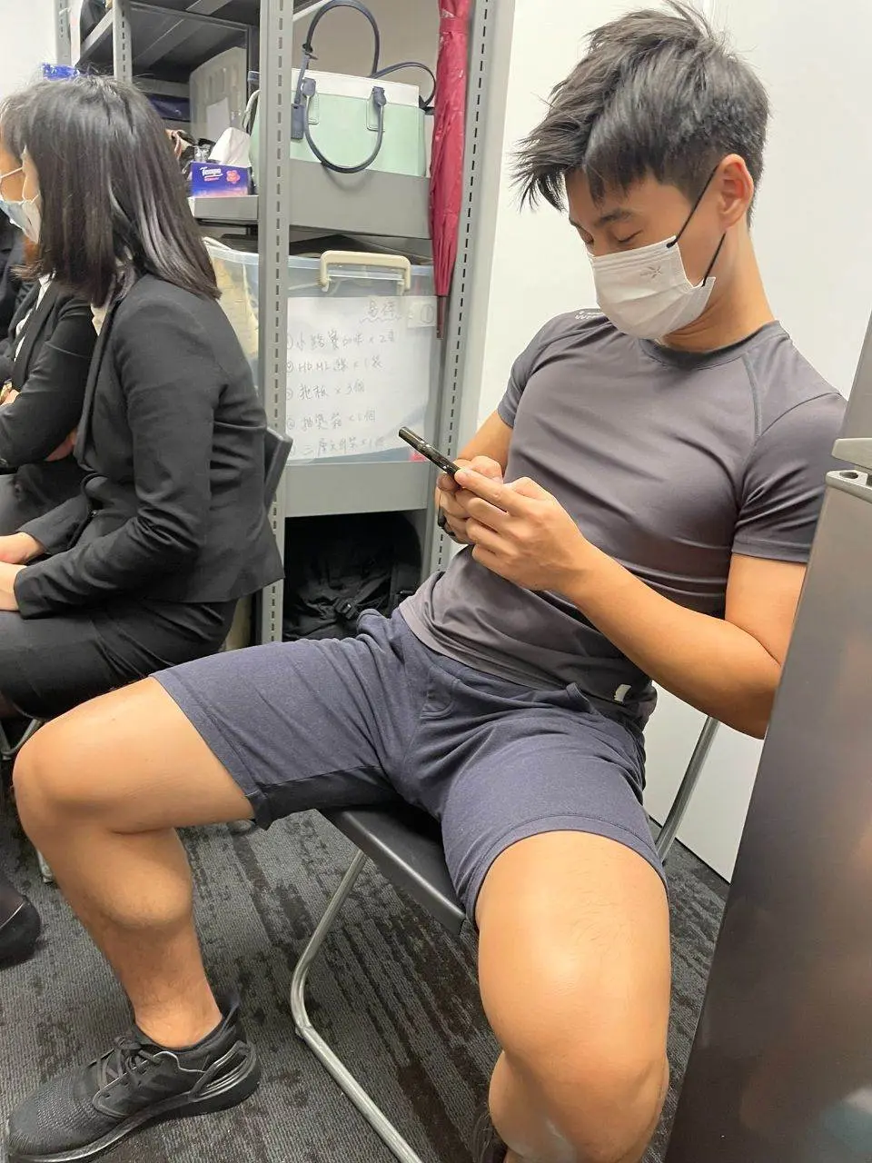 แอบถ่ายหนุ่มตี๋(รถไฟฟ้าใต้ดินฮ่องกง)