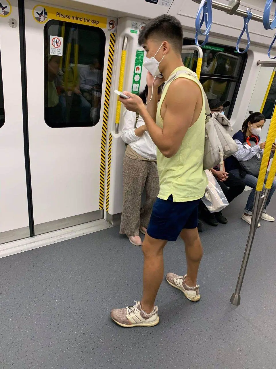 แอบถ่ายหนุ่มตี๋(รถไฟฟ้าใต้ดินฮ่องกง)