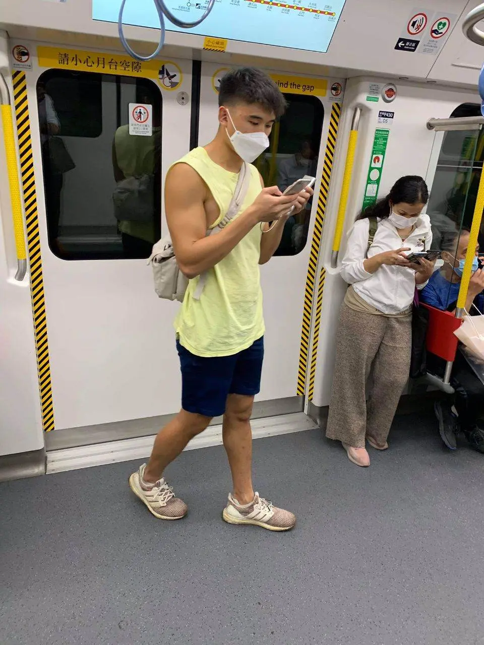 แอบถ่ายหนุ่มตี๋(รถไฟฟ้าใต้ดินฮ่องกง)