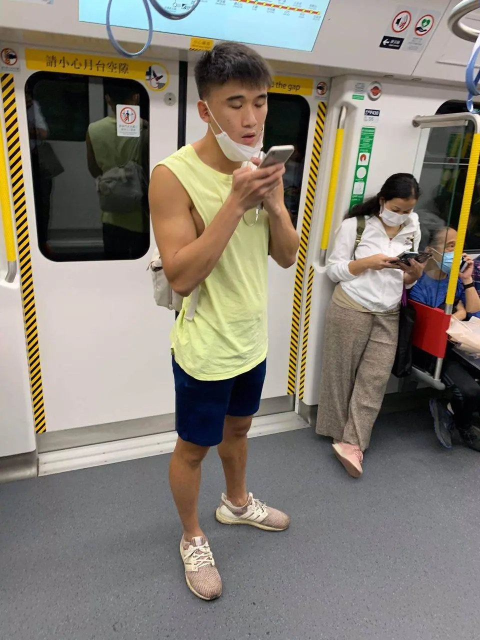แอบถ่ายหนุ่มตี๋(รถไฟฟ้าใต้ดินฮ่องกง)