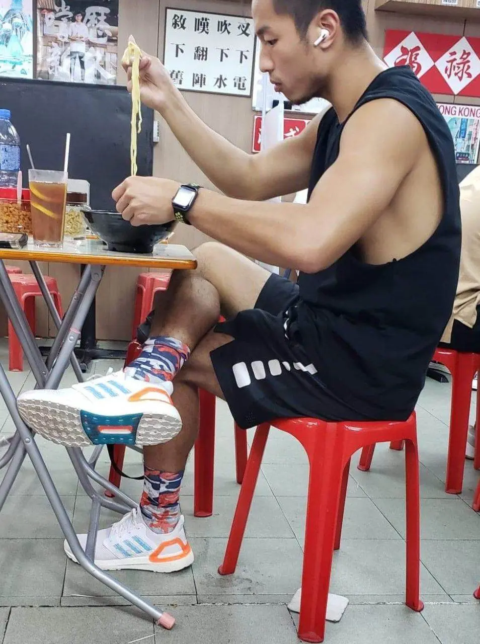 แอบถ่ายหนุ่มตี๋(รถไฟฟ้าใต้ดินฮ่องกง)