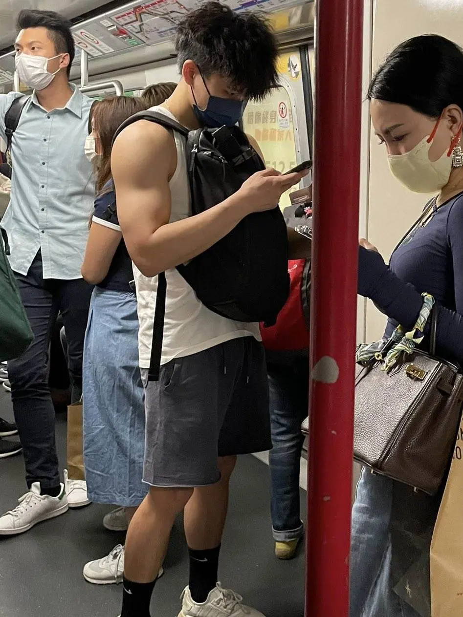 แอบถ่ายหนุ่มตี๋(รถไฟฟ้าใต้ดินฮ่องกง)