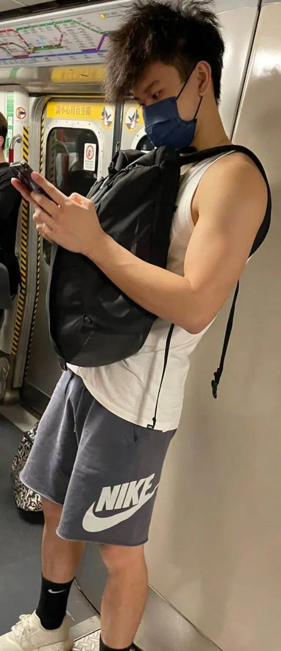 แอบถ่ายหนุ่มตี๋(รถไฟฟ้าใต้ดินฮ่องกง)