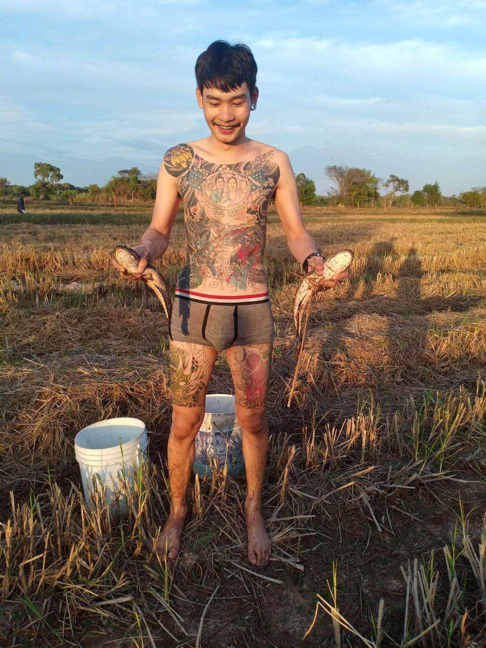 ผู้บ่าว..จับปลา