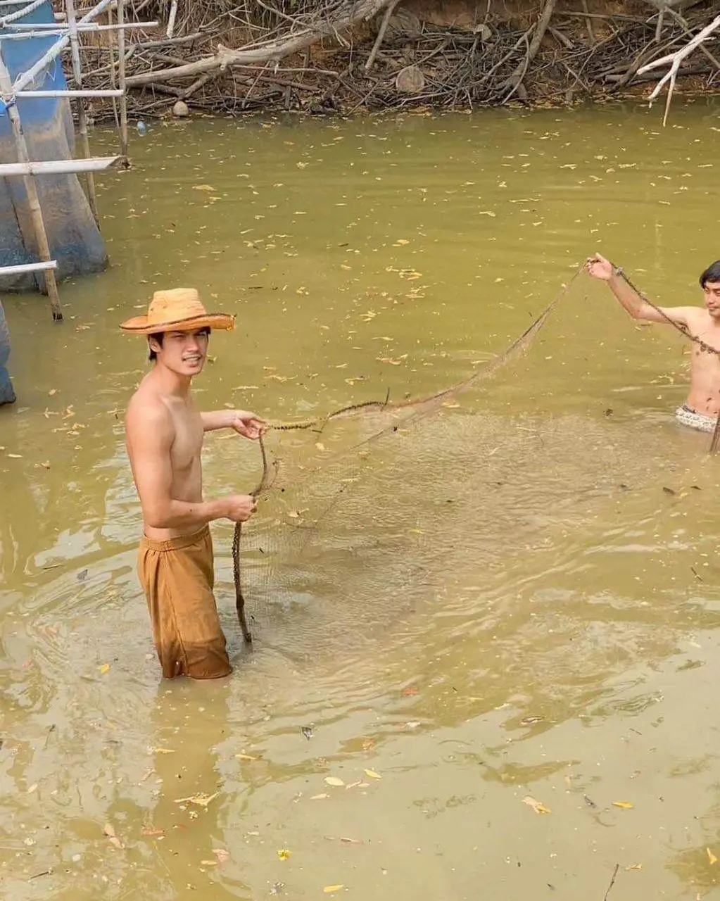 ผู้บ่าว..จับปลา