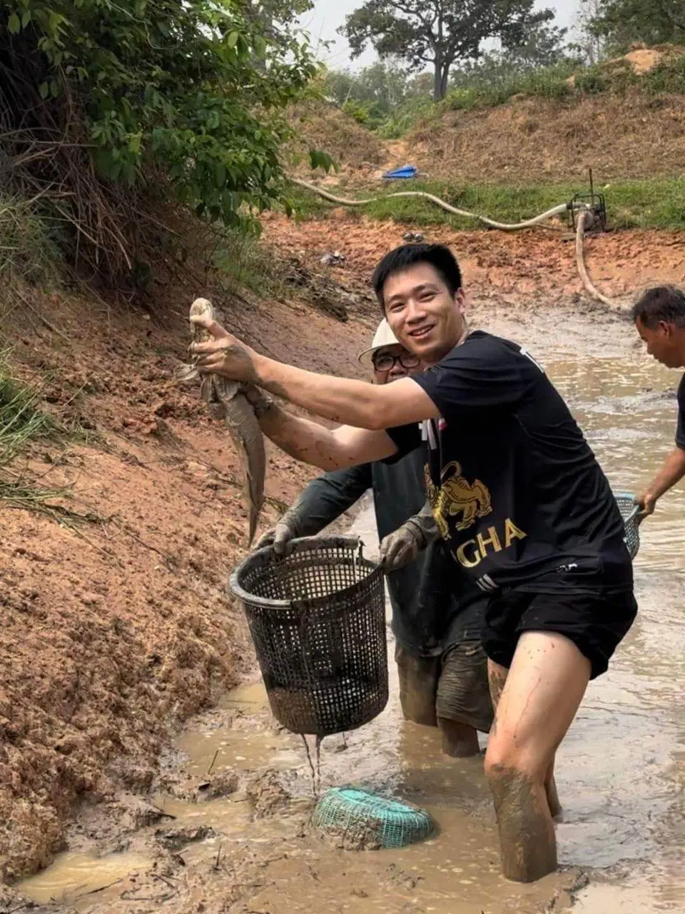 ผู้บ่าว..จับปลา