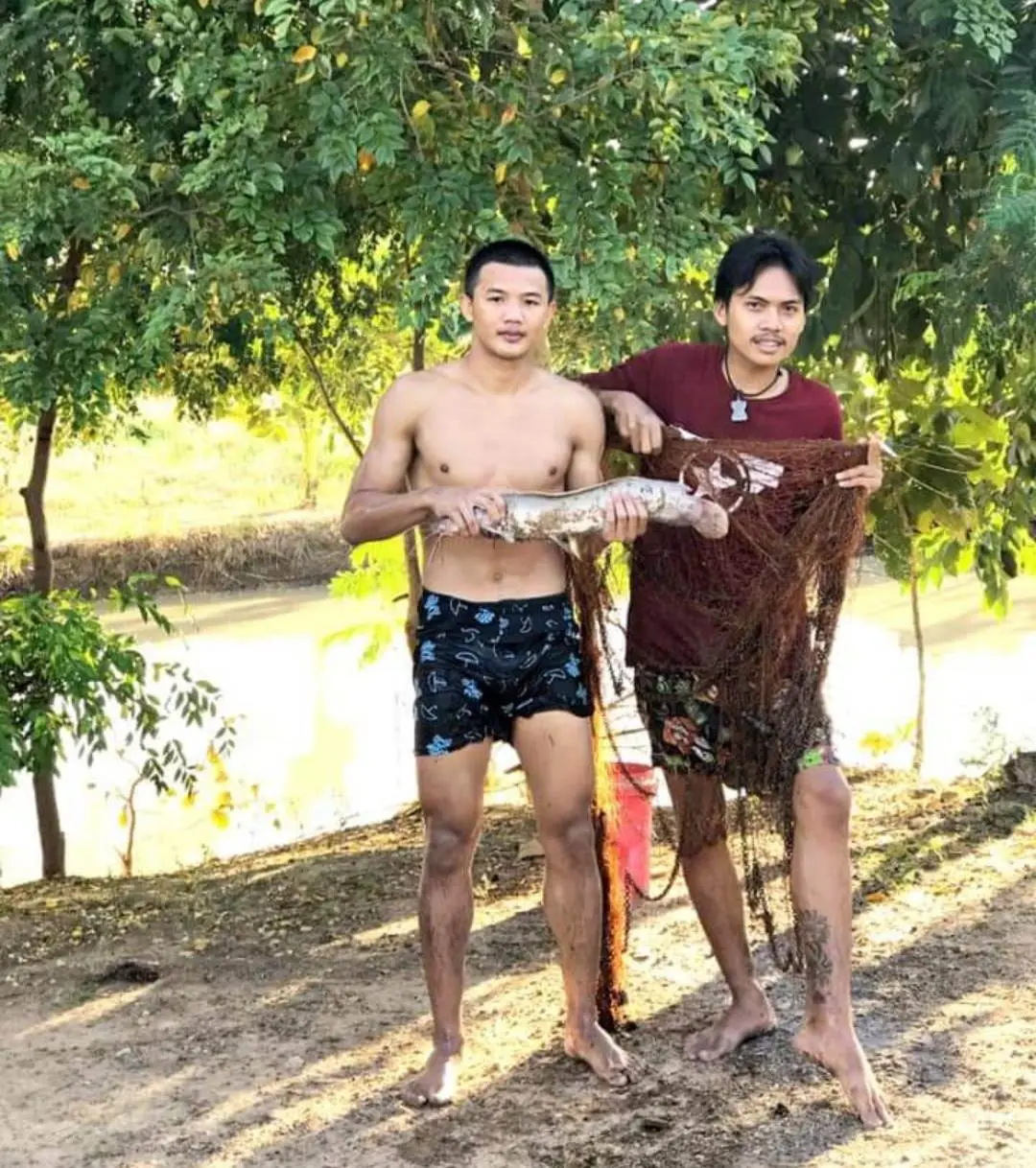 ผู้บ่าว..จับปลา