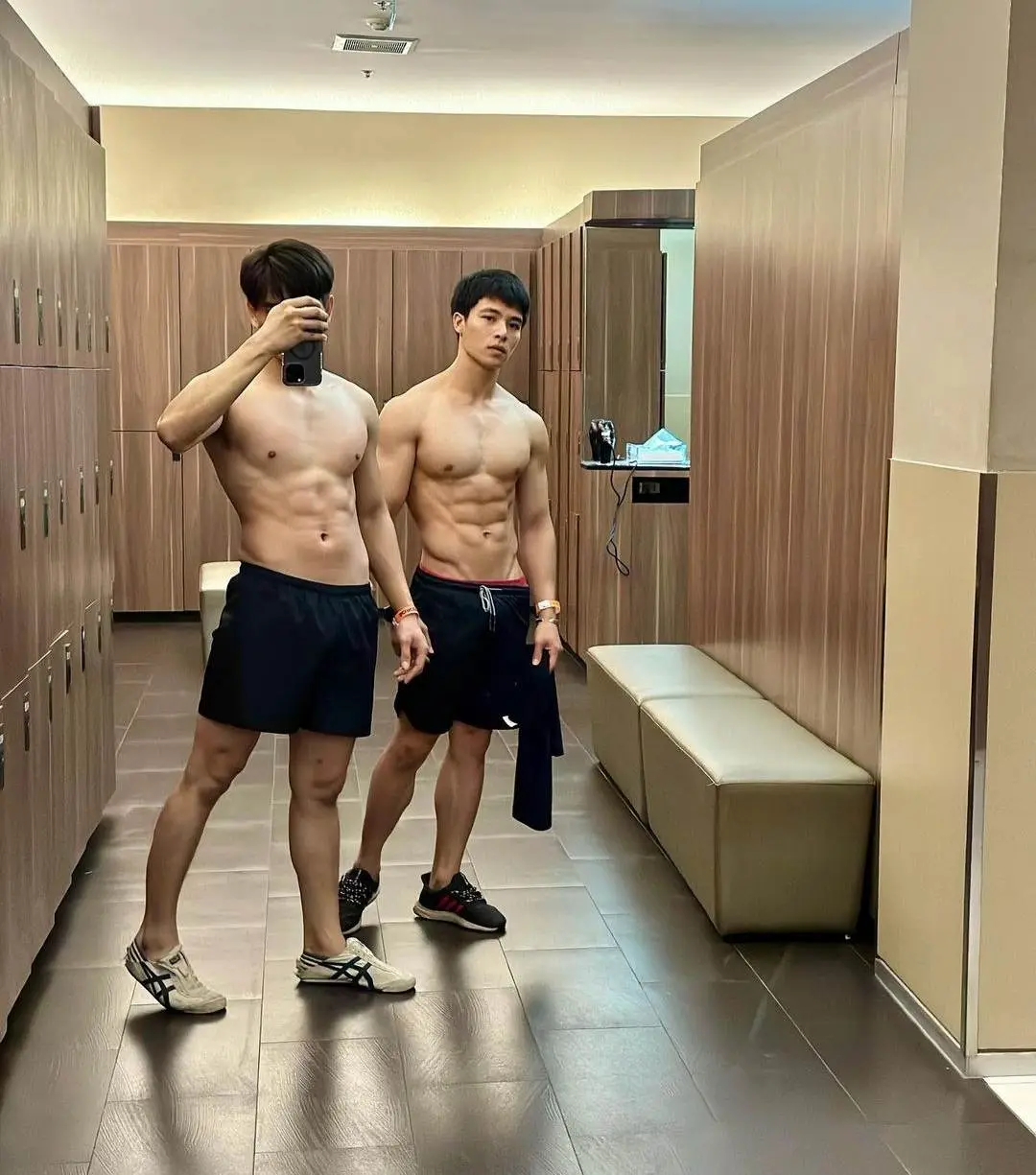 แอบดูหนุ่ม..ห้องล็อกเกอร์ฟิตเนส