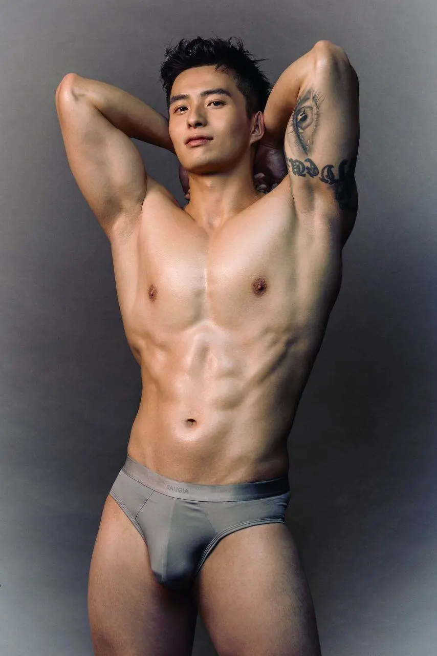 พาเชยชมหนุ่มๆ