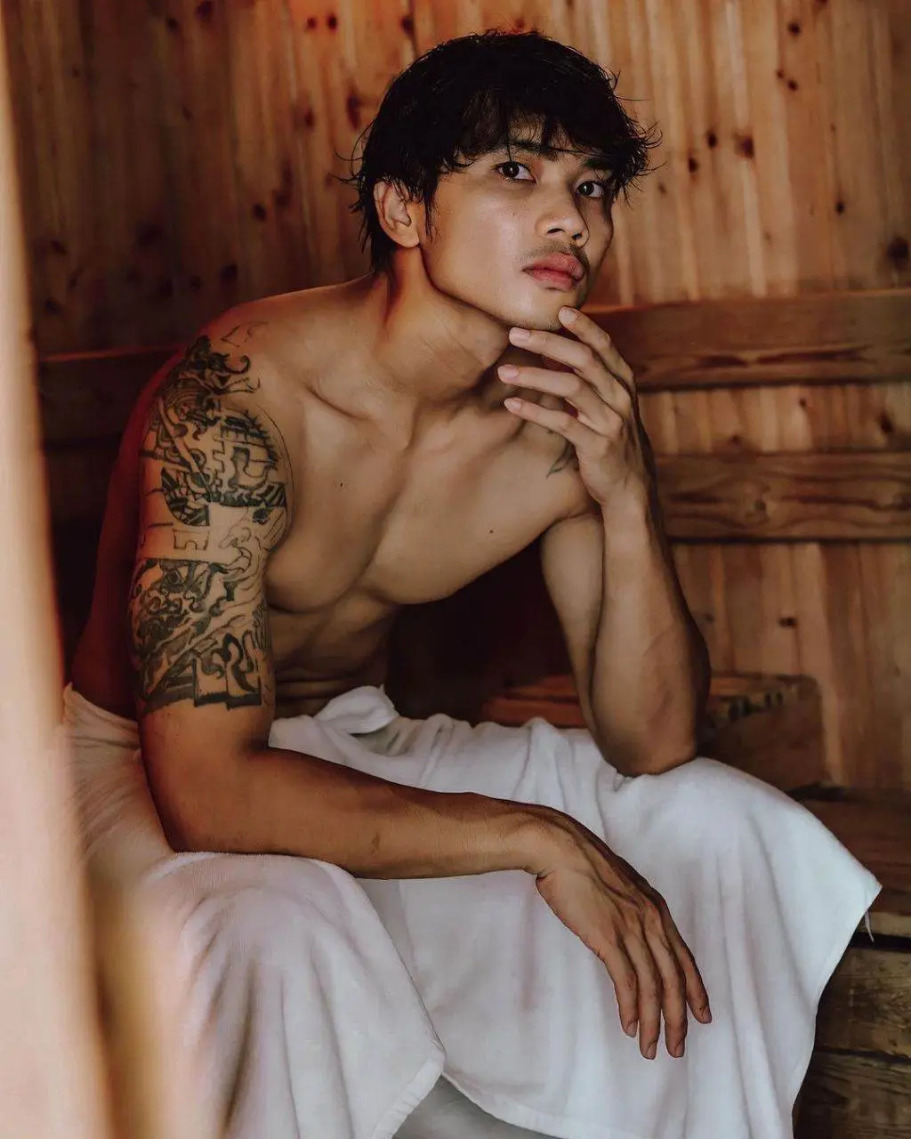 พาเชยชมหนุ่มๆ