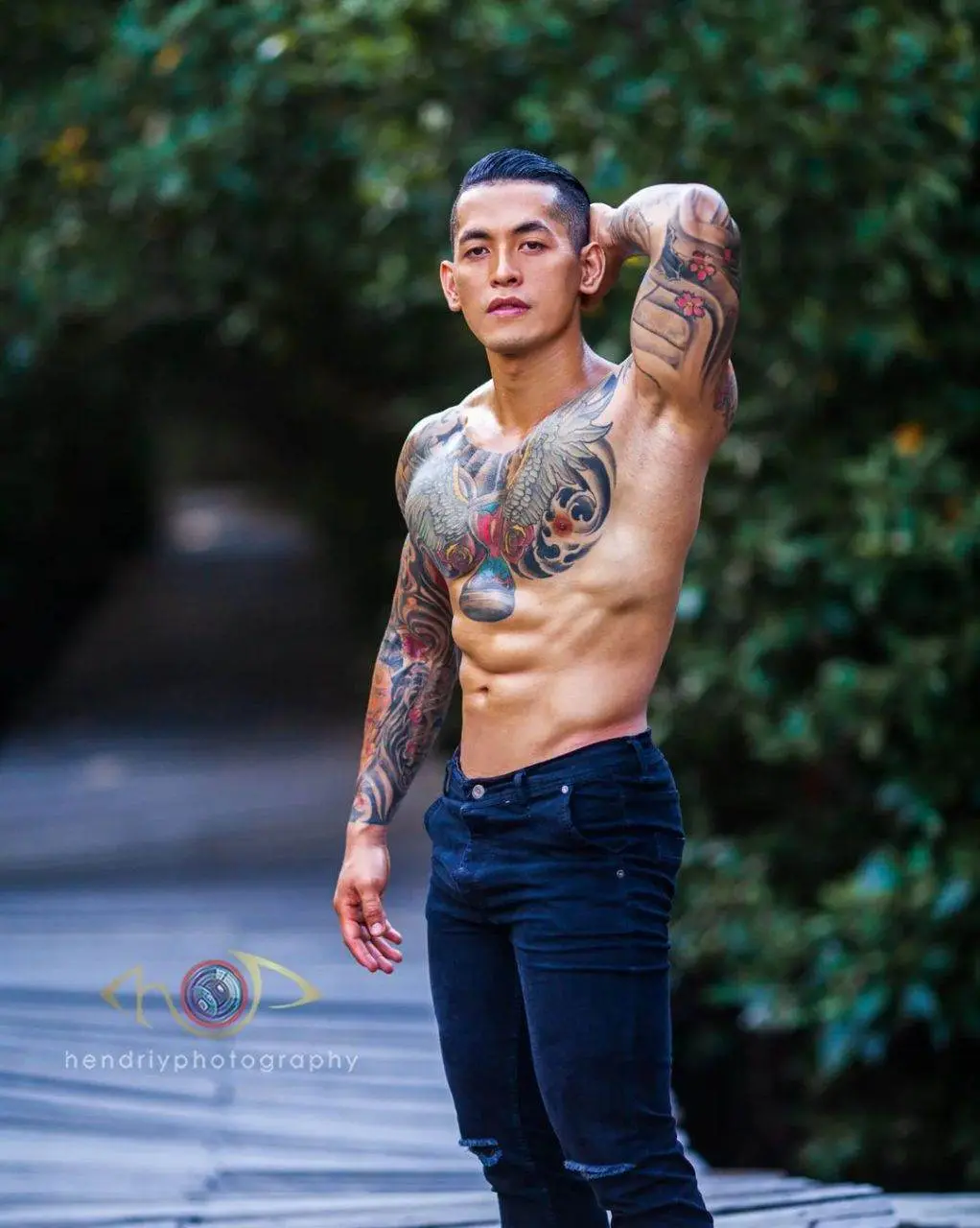 พาเชยชมหนุ่มๆ