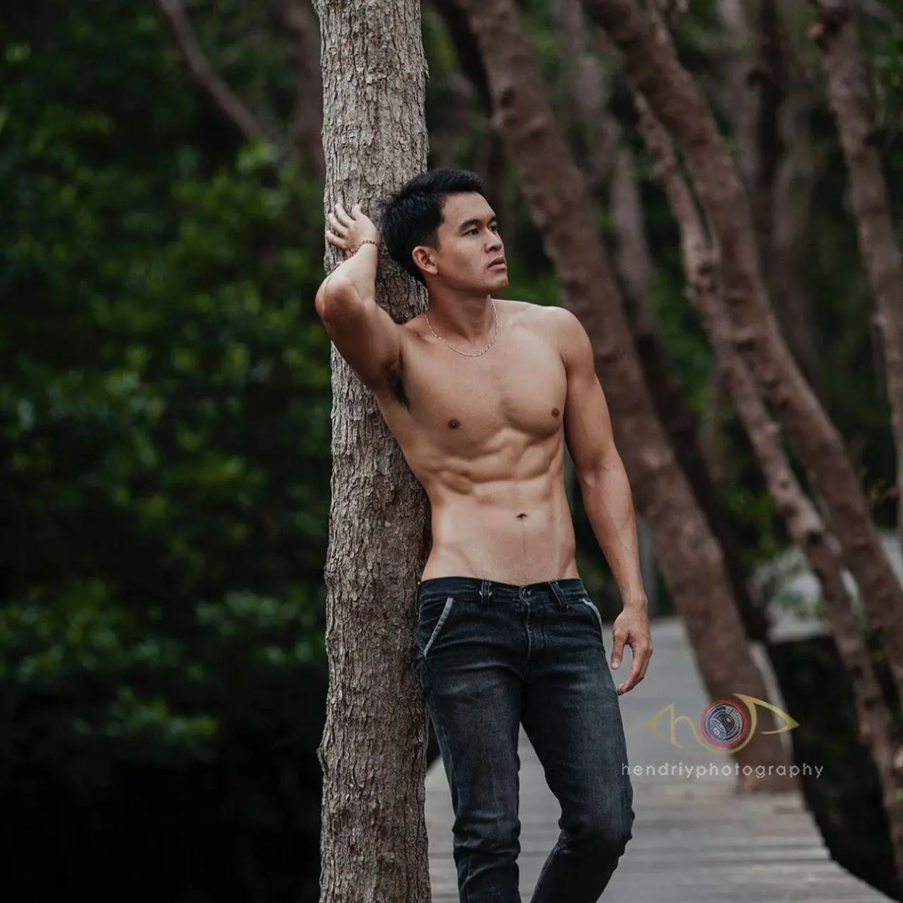 พาเชยชมหนุ่มๆ