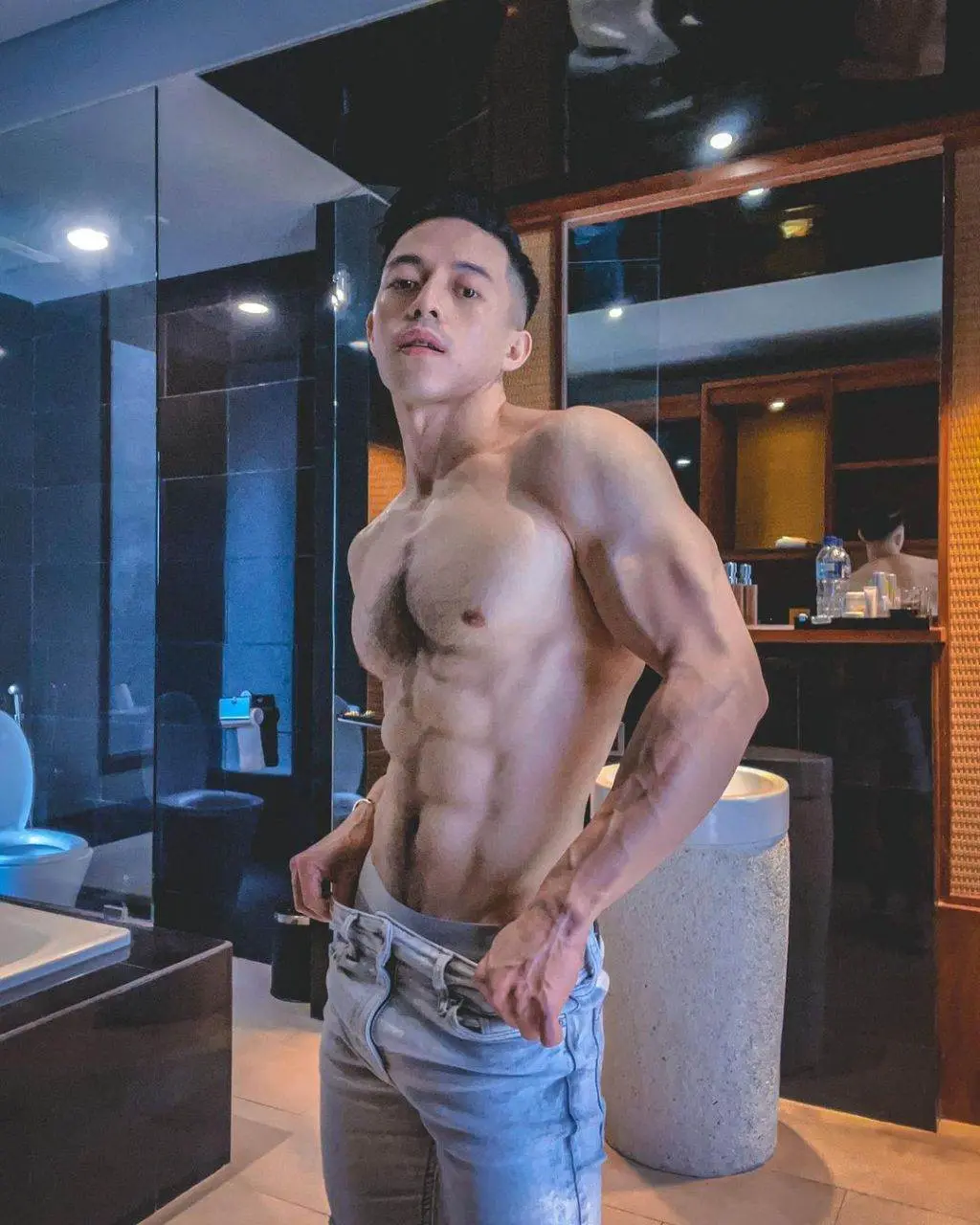 พาเชยชมหนุ่มๆ