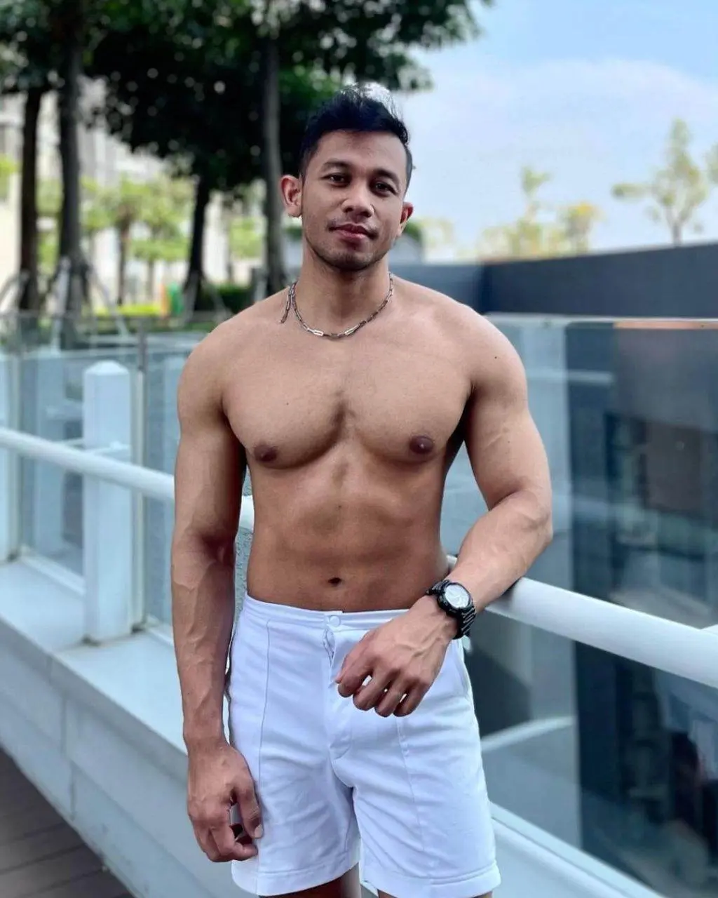 พาเชยชมหนุ่มๆ